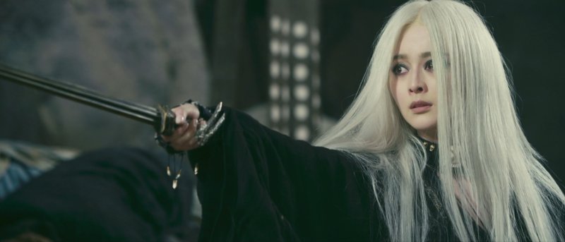 Cena do filme A Bruxa do Cabelo Branco do Reino Lunar - Crítica Querofilme