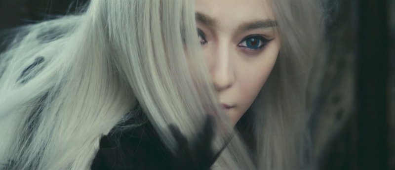 Cena do filme A Bruxa do Cabelo Branco do Reino Lunar - Crítica Querofilme